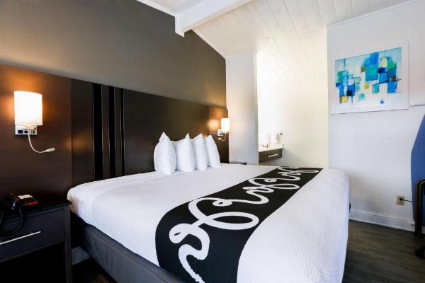 SureStay Hotel by Best Western Seaside Monterey image 12